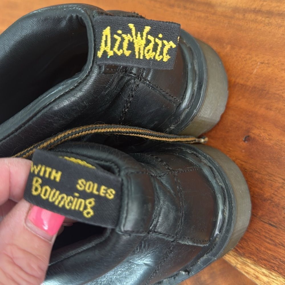 Dr. Martens air wair bouncing soles  Black Leather Boots.  Sz 4 - Picture 2 of 9
